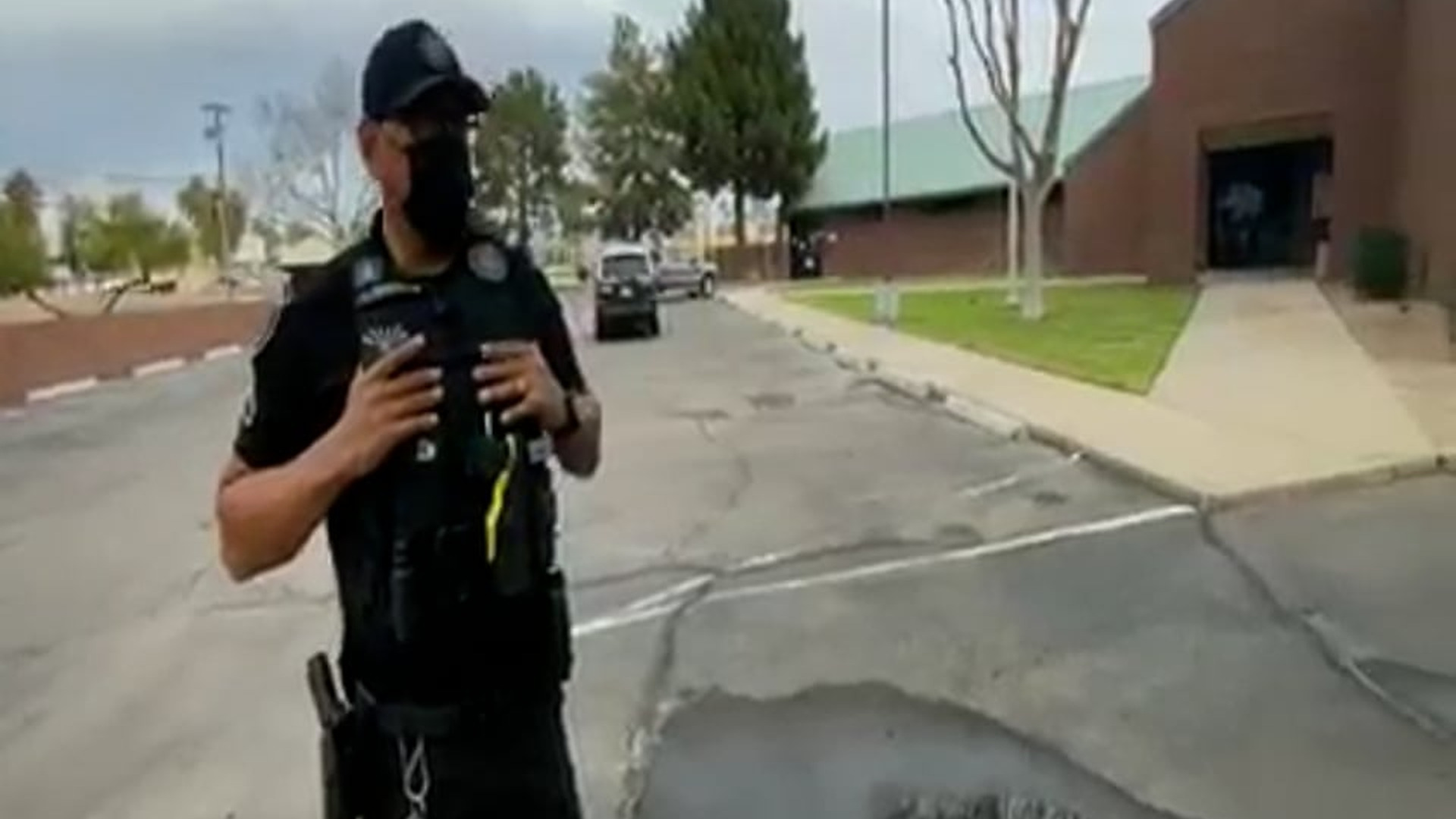 H0001028_Cops want id police officers get sent packing instead! 1st amendment audit fail id refusals_part2