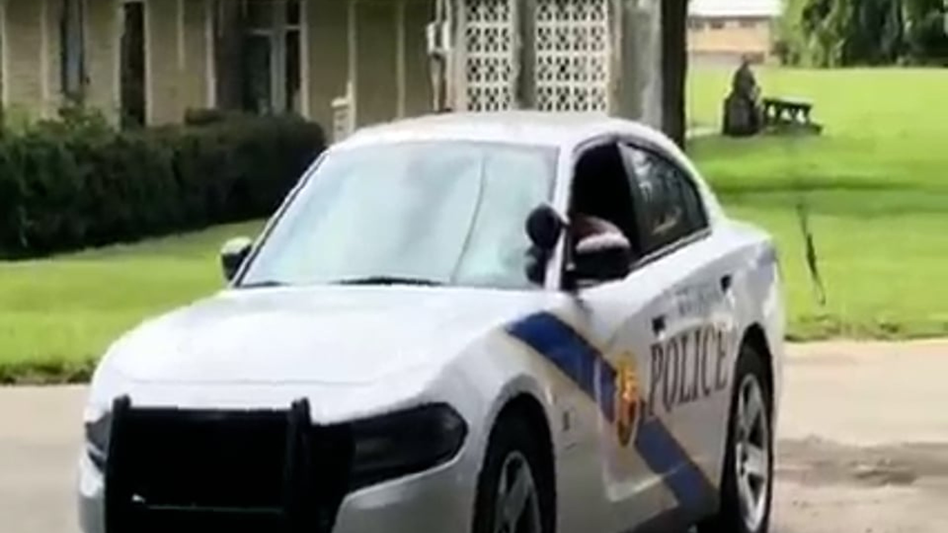 H0001016_COP DOES MAN SAVES HIS OWN LIFE bad police encounter 1st amendment audit fail id refusal_part2