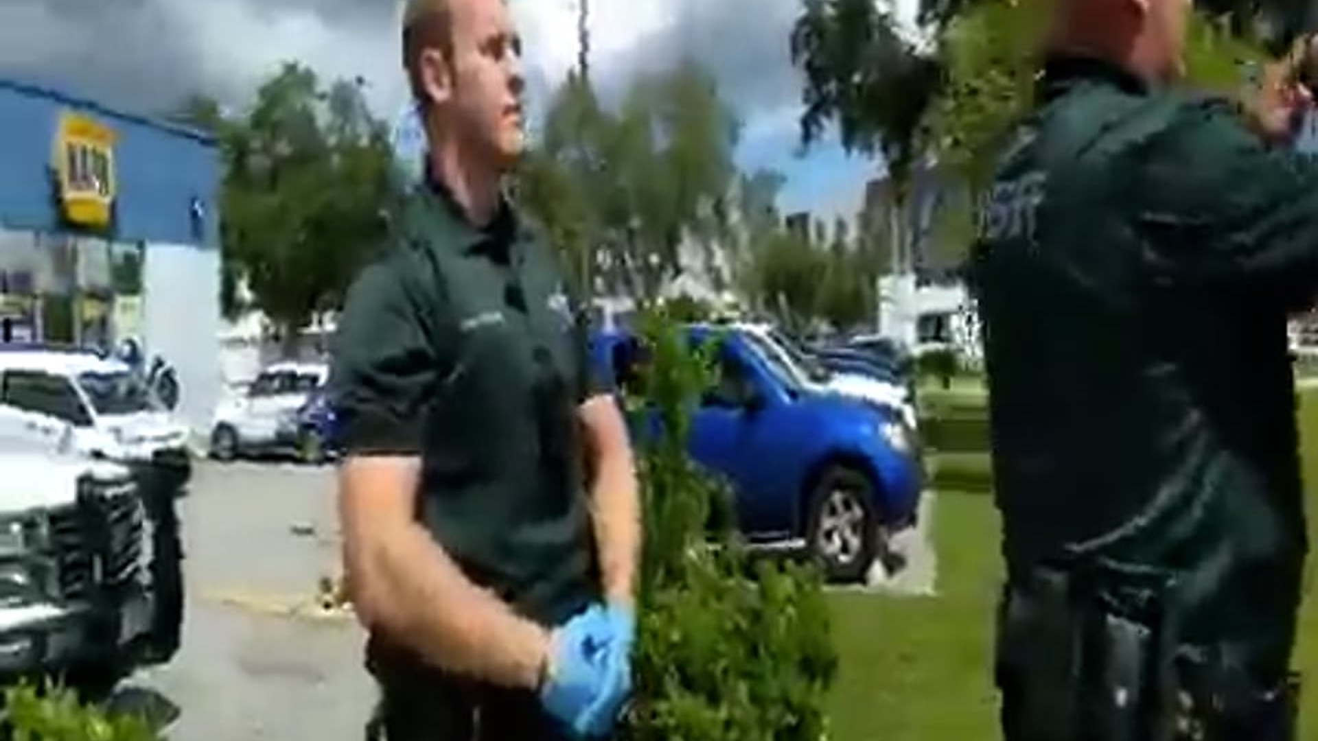 H0001001_Cop demands id & gets owned making up law to detain man knew rights 1st amendment audit fail_part2