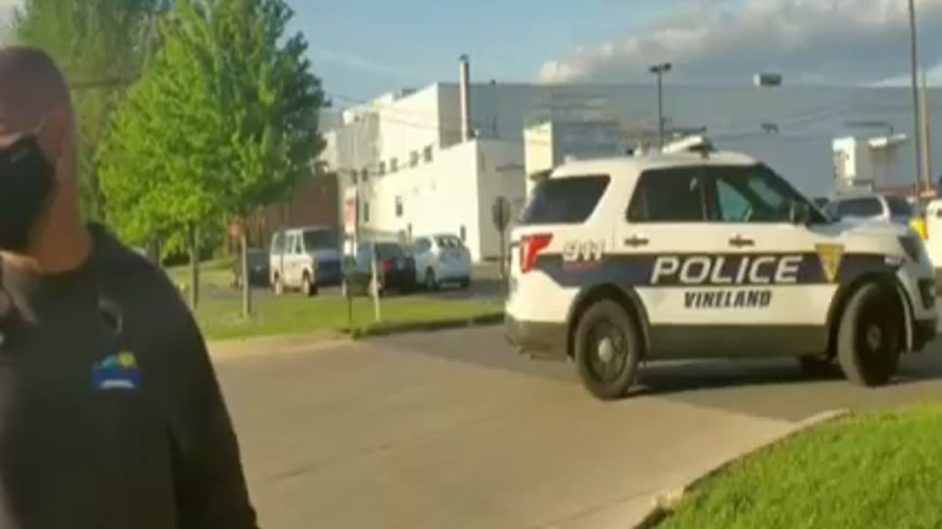 H0001056_Cops called by confused & disgruntled security guard first amendment audit fail_part2